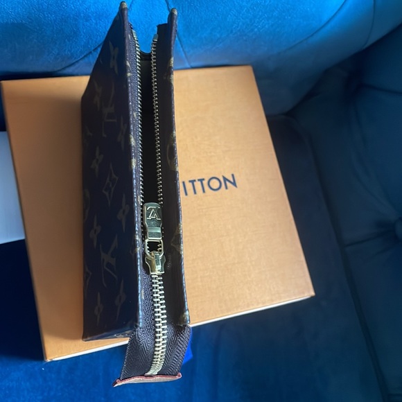 NWT Louis Vuitton Toiletry Pouch 15 (Monogram Brand New) - Picture 4 of 5